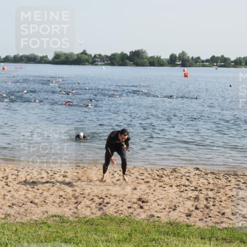 21.06.2025 - 27. Vierlanden-Triathlon MichiJ http://msf.ph/oto/7972472 15.06.2026 08:34:23 Schwimmen 20 meine-sportfotos.de