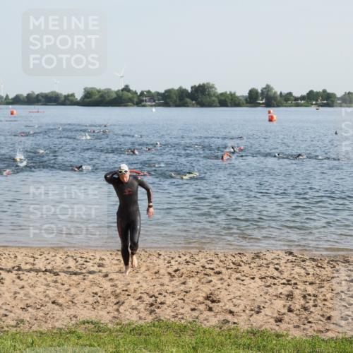 21.06.2025 - 27. Vierlanden-Triathlon MichiJ http://msf.ph/oto/7972512 15.06.2026 08:34:31 Schwimmen 20, 88 meine-sportfotos.de