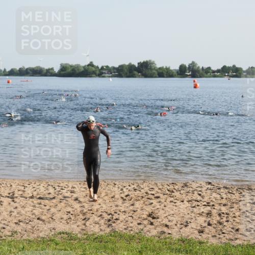 21.06.2025 - 27. Vierlanden-Triathlon MichiJ http://msf.ph/oto/7972516 15.06.2026 08:34:31 Schwimmen 20, 88 meine-sportfotos.de