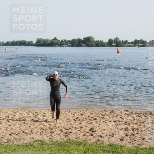 21.06.2025 - 27. Vierlanden-Triathlon MichiJ http://msf.ph/oto/7972520 15.06.2026 08:34:31 Schwimmen 20, 88 meine-sportfotos.de