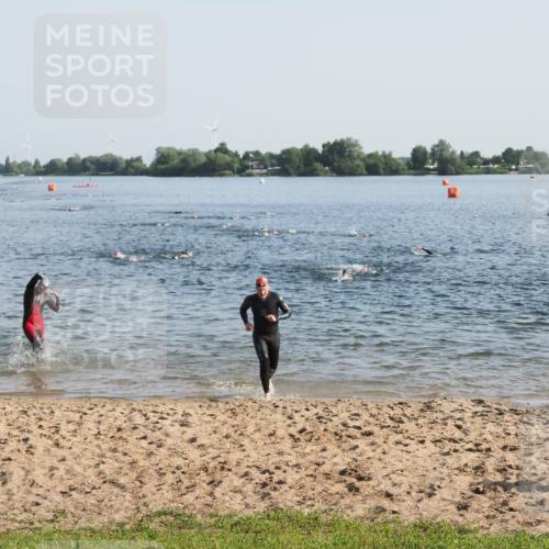 21.06.2025 - 27. Vierlanden-Triathlon MichiJ http://msf.ph/oto/7972895 15.06.2026 08:35:07 Schwimmen 12, 43, 54, 64, 159 meine-sportfotos.de
