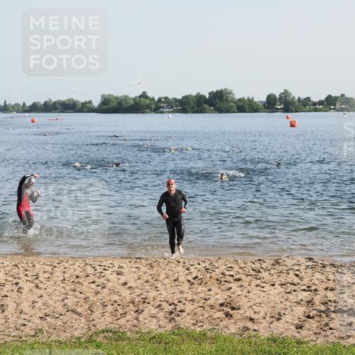 21.06.2025 - 27. Vierlanden-Triathlon MichiJ http://msf.ph/oto/7972901 15.06.2026 08:35:07 Schwimmen 12, 43, 54, 64, 159 meine-sportfotos.de