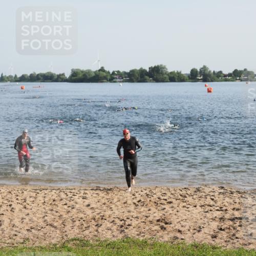 21.06.2025 - 27. Vierlanden-Triathlon MichiJ http://msf.ph/oto/7972909 15.06.2026 08:35:08 Schwimmen 12, 43, 54, 64 meine-sportfotos.de