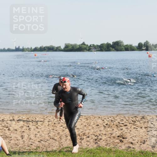 21.06.2025 - 27. Vierlanden-Triathlon MichiJ http://msf.ph/oto/7972953 15.06.2026 08:35:11 Schwimmen 12, 54, 64 meine-sportfotos.de