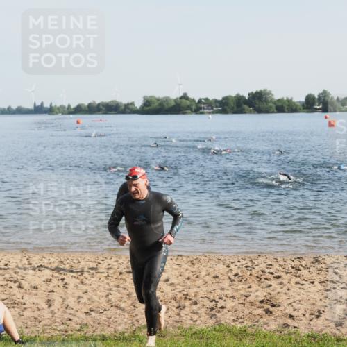 21.06.2025 - 27. Vierlanden-Triathlon MichiJ http://msf.ph/oto/7972957 15.06.2026 08:35:11 Schwimmen 12, 54, 64 meine-sportfotos.de