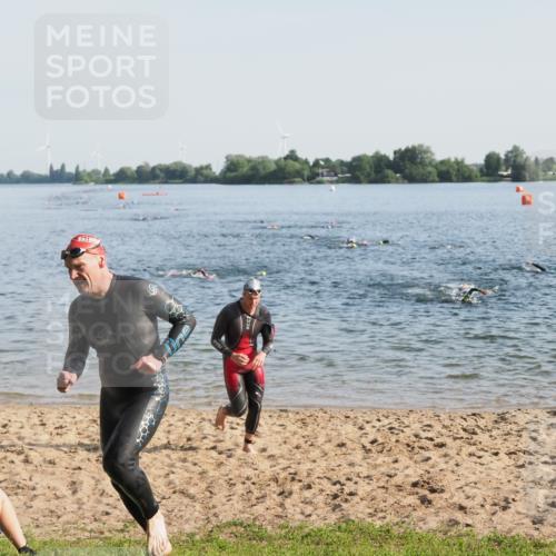 21.06.2025 - 27. Vierlanden-Triathlon MichiJ http://msf.ph/oto/7972961 15.06.2026 08:35:11 Schwimmen 12, 54, 64 meine-sportfotos.de