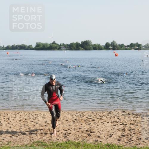 21.06.2025 - 27. Vierlanden-Triathlon MichiJ http://msf.ph/oto/7972976 15.06.2026 08:35:12 Schwimmen 12, 54, 64 meine-sportfotos.de