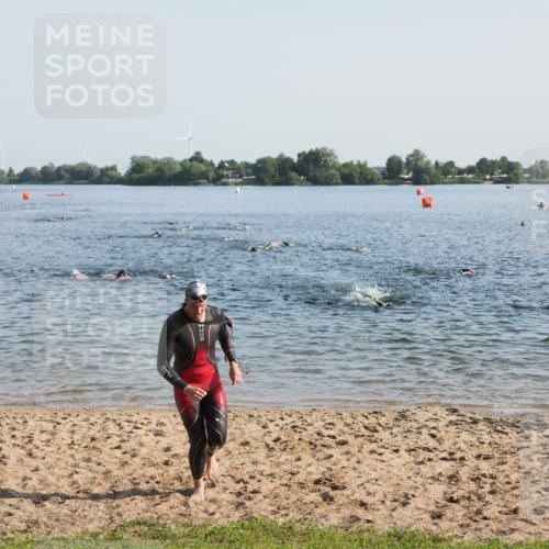 21.06.2025 - 27. Vierlanden-Triathlon MichiJ http://msf.ph/oto/7972981 15.06.2026 08:35:13 Schwimmen 12, 54, 64 meine-sportfotos.de