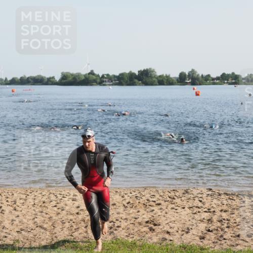 21.06.2025 - 27. Vierlanden-Triathlon MichiJ http://msf.ph/oto/7972989 15.06.2026 08:35:13 Schwimmen 12, 54, 64 meine-sportfotos.de
