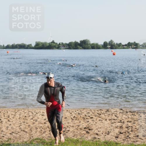 21.06.2025 - 27. Vierlanden-Triathlon MichiJ http://msf.ph/oto/7972994 15.06.2026 08:35:13 Schwimmen 12, 54, 64 meine-sportfotos.de