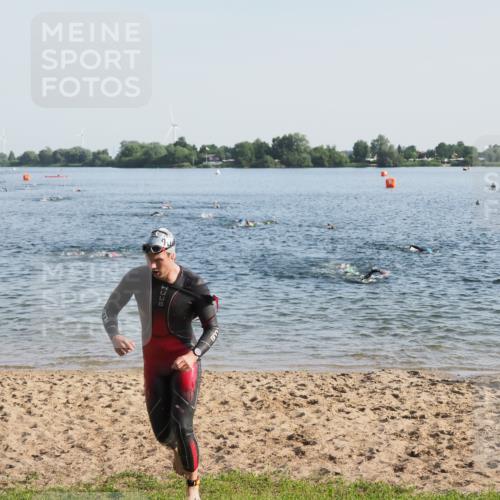 21.06.2025 - 27. Vierlanden-Triathlon MichiJ http://msf.ph/oto/7973003 15.06.2026 08:35:13 Schwimmen 12, 54, 64 meine-sportfotos.de