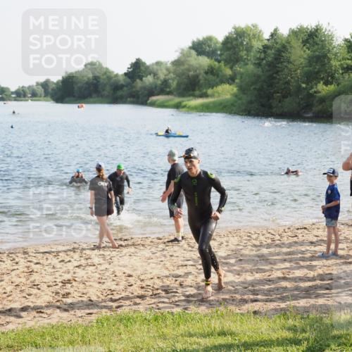 21.06.2025 - 27. Vierlanden-Triathlon MichiJ http://msf.ph/oto/7973015 15.06.2026 08:35:29 Schwimmen 6, 21, 47, 158 meine-sportfotos.de