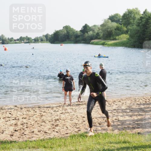 21.06.2025 - 27. Vierlanden-Triathlon MichiJ http://msf.ph/oto/7973030 15.06.2026 08:35:29 Schwimmen 6, 21, 47, 158 meine-sportfotos.de