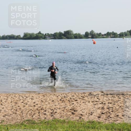 21.06.2025 - 27. Vierlanden-Triathlon MichiJ http://msf.ph/oto/7973190 15.06.2026 08:36:35 Schwimmen 83 meine-sportfotos.de