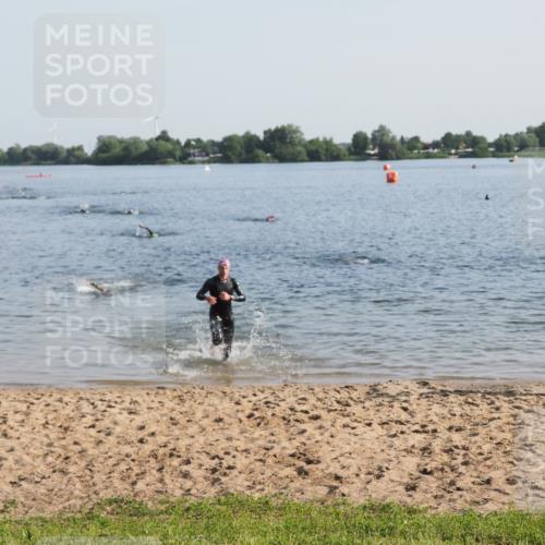 21.06.2025 - 27. Vierlanden-Triathlon MichiJ http://msf.ph/oto/7973193 15.06.2026 08:36:36 Schwimmen 83 meine-sportfotos.de