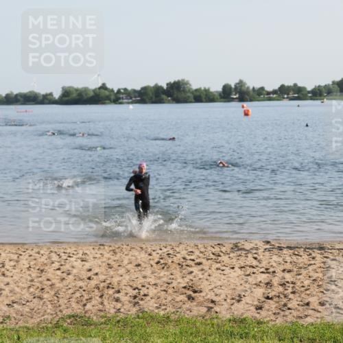 21.06.2025 - 27. Vierlanden-Triathlon MichiJ http://msf.ph/oto/7973203 15.06.2026 08:36:36 Schwimmen 83 meine-sportfotos.de