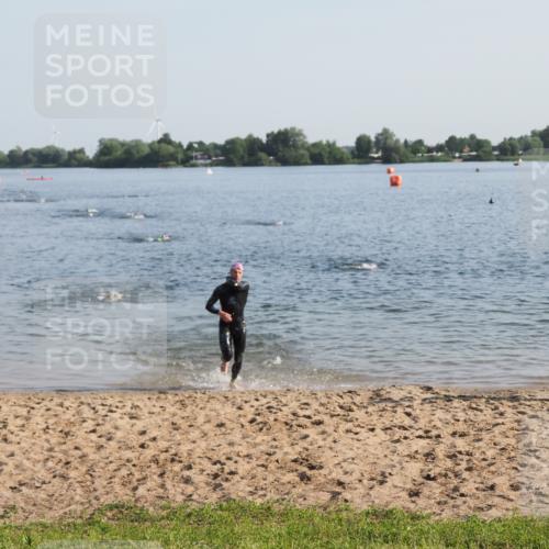 21.06.2025 - 27. Vierlanden-Triathlon MichiJ http://msf.ph/oto/7973207 15.06.2026 08:36:36 Schwimmen 83 meine-sportfotos.de