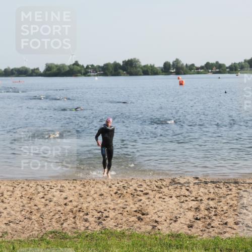 21.06.2025 - 27. Vierlanden-Triathlon MichiJ http://msf.ph/oto/7973211 15.06.2026 08:36:36 Schwimmen 83 meine-sportfotos.de