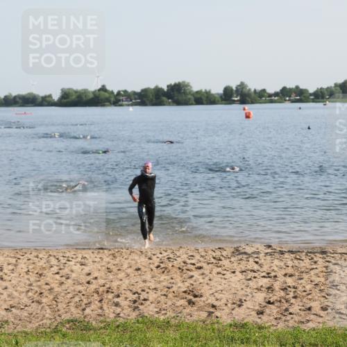 21.06.2025 - 27. Vierlanden-Triathlon MichiJ http://msf.ph/oto/7973216 15.06.2026 08:36:37 Schwimmen 83 meine-sportfotos.de