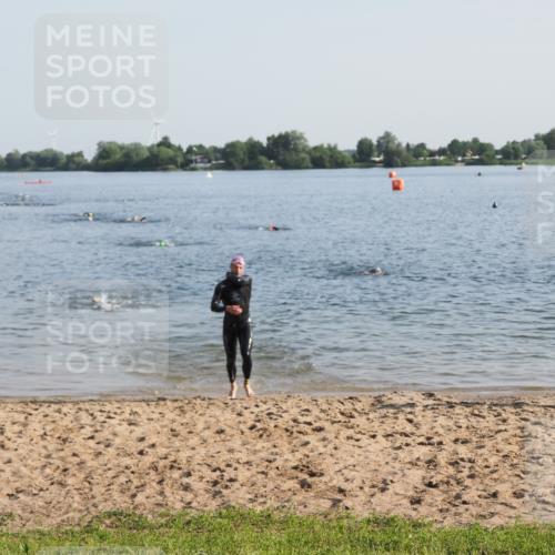 21.06.2025 - 27. Vierlanden-Triathlon MichiJ http://msf.ph/oto/7973224 15.06.2026 08:36:37 Schwimmen 83 meine-sportfotos.de