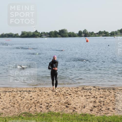 21.06.2025 - 27. Vierlanden-Triathlon MichiJ http://msf.ph/oto/7973229 15.06.2026 08:36:38 Schwimmen 83 meine-sportfotos.de