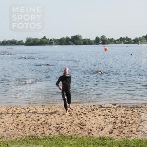 21.06.2025 - 27. Vierlanden-Triathlon MichiJ http://msf.ph/oto/7973242 15.06.2026 08:36:38 Schwimmen 83 meine-sportfotos.de