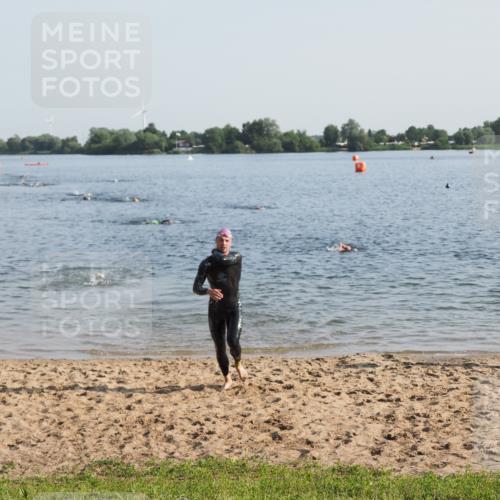 21.06.2025 - 27. Vierlanden-Triathlon MichiJ http://msf.ph/oto/7973247 15.06.2026 08:36:38 Schwimmen 83 meine-sportfotos.de