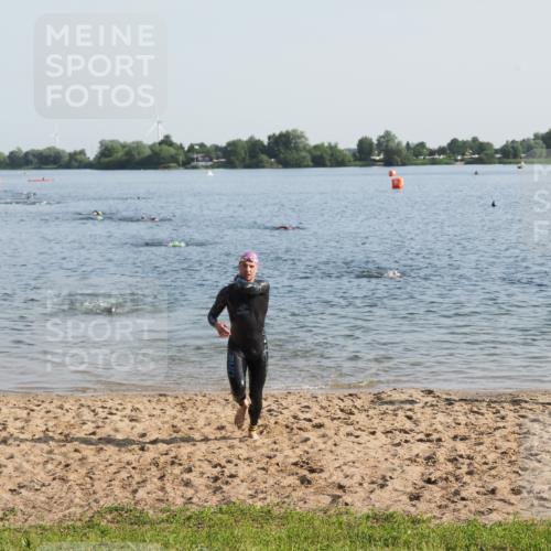21.06.2025 - 27. Vierlanden-Triathlon MichiJ http://msf.ph/oto/7973259 15.06.2026 08:36:39 Schwimmen 83 meine-sportfotos.de