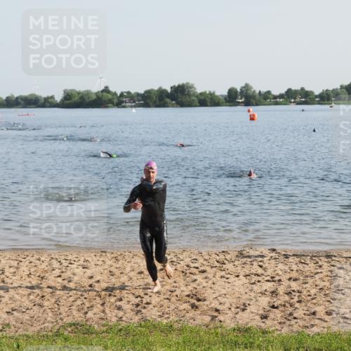 21.06.2025 - 27. Vierlanden-Triathlon MichiJ http://msf.ph/oto/7973264 15.06.2026 08:36:39 Schwimmen 83 meine-sportfotos.de