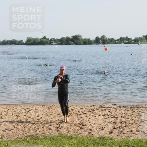 21.06.2025 - 27. Vierlanden-Triathlon MichiJ http://msf.ph/oto/7973267 15.06.2026 08:36:39 Schwimmen 83 meine-sportfotos.de