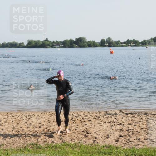 21.06.2025 - 27. Vierlanden-Triathlon MichiJ http://msf.ph/oto/7973279 15.06.2026 08:36:39 Schwimmen 83 meine-sportfotos.de