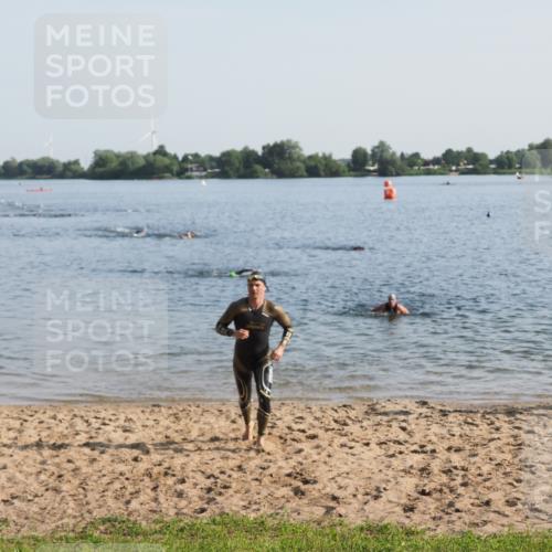 21.06.2025 - 27. Vierlanden-Triathlon MichiJ http://msf.ph/oto/7973322 15.06.2026 08:36:49 Schwimmen 39 meine-sportfotos.de