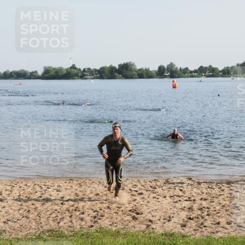21.06.2025 - 27. Vierlanden-Triathlon MichiJ http://msf.ph/oto/7973326 15.06.2026 08:36:49 Schwimmen 39 meine-sportfotos.de