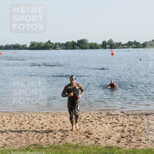 21.06.2025 - 27. Vierlanden-Triathlon MichiJ http://msf.ph/oto/7973332 15.06.2026 08:36:49 Schwimmen 39 meine-sportfotos.de