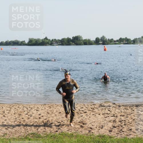 21.06.2025 - 27. Vierlanden-Triathlon MichiJ http://msf.ph/oto/7973340 15.06.2026 08:36:49 Schwimmen 39 meine-sportfotos.de