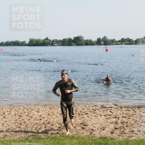 21.06.2025 - 27. Vierlanden-Triathlon MichiJ http://msf.ph/oto/7973347 15.06.2026 08:36:50 Schwimmen 39 meine-sportfotos.de