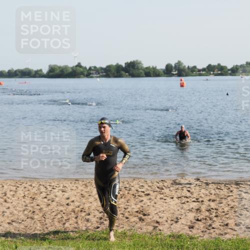 21.06.2025 - 27. Vierlanden-Triathlon MichiJ http://msf.ph/oto/7973355 15.06.2026 08:36:50 Schwimmen 39 meine-sportfotos.de