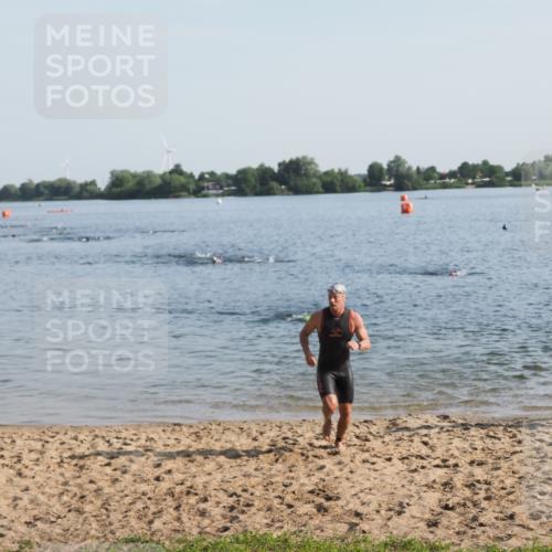 21.06.2025 - 27. Vierlanden-Triathlon MichiJ http://msf.ph/oto/7973369 15.06.2026 08:36:57 Schwimmen 39, 69 meine-sportfotos.de