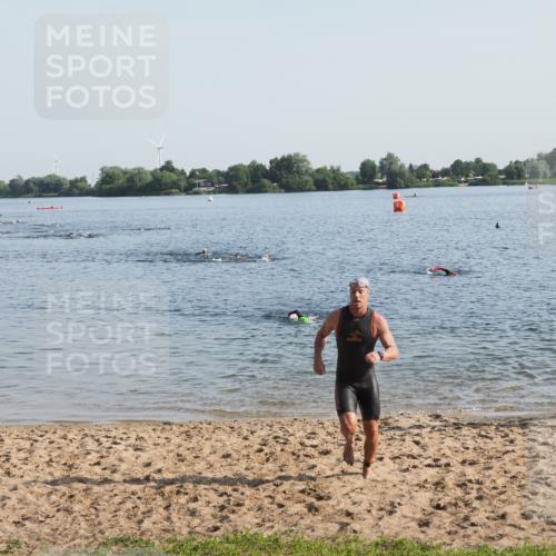 21.06.2025 - 27. Vierlanden-Triathlon MichiJ http://msf.ph/oto/7973382 15.06.2026 08:36:58 Schwimmen 39, 69 meine-sportfotos.de