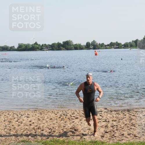 21.06.2025 - 27. Vierlanden-Triathlon MichiJ http://msf.ph/oto/7973389 15.06.2026 08:36:59 Schwimmen 69 meine-sportfotos.de