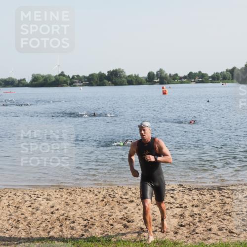 21.06.2025 - 27. Vierlanden-Triathlon MichiJ http://msf.ph/oto/7973401 15.06.2026 08:36:59 Schwimmen 69 meine-sportfotos.de