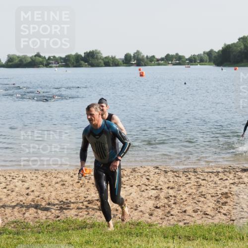 21.06.2025 - 27. Vierlanden-Triathlon MichiJ http://msf.ph/oto/7973644 15.06.2026 08:37:44 Schwimmen 73, 171, 180, 181 meine-sportfotos.de
