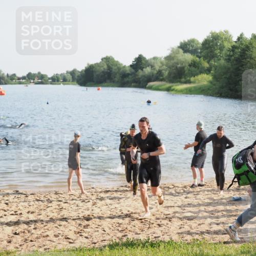 21.06.2025 - 27. Vierlanden-Triathlon MichiJ http://msf.ph/oto/7973730 15.06.2026 08:38:30 Schwimmen 27, 35, 45, 86, 126 meine-sportfotos.de