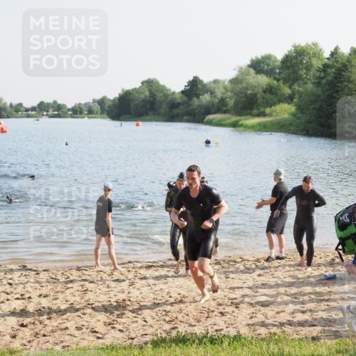 21.06.2025 - 27. Vierlanden-Triathlon MichiJ http://msf.ph/oto/7973734 15.06.2026 08:38:30 Schwimmen 27, 35, 45, 86, 126 meine-sportfotos.de