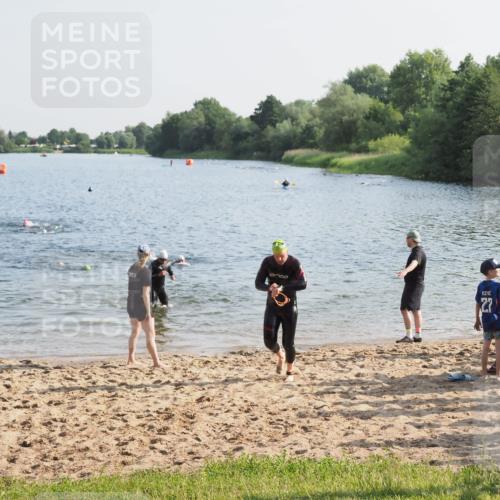 21.06.2025 - 27. Vierlanden-Triathlon MichiJ http://msf.ph/oto/7973901 15.06.2026 08:38:40 Schwimmen 2, 27, 35, 86, 126 meine-sportfotos.de