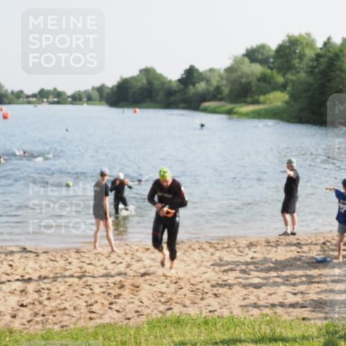 21.06.2025 - 27. Vierlanden-Triathlon MichiJ http://msf.ph/oto/7973913 15.06.2026 08:38:41 Schwimmen 2, 27, 86, 126, 182 meine-sportfotos.de