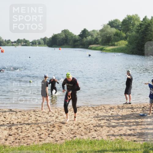 21.06.2025 - 27. Vierlanden-Triathlon MichiJ http://msf.ph/oto/7973917 15.06.2026 08:38:41 Schwimmen 2, 27, 86, 126, 182 meine-sportfotos.de