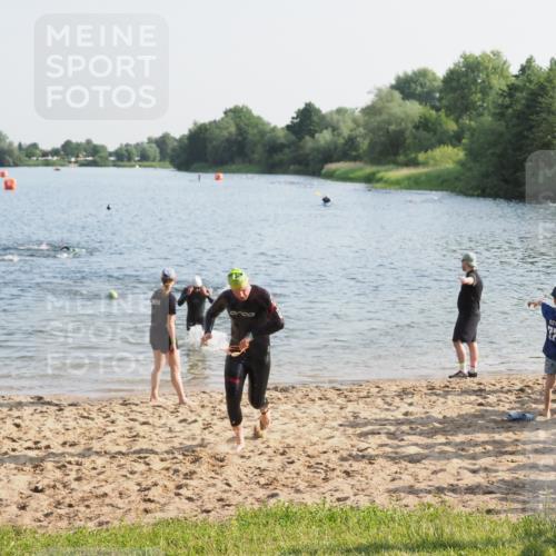 21.06.2025 - 27. Vierlanden-Triathlon MichiJ http://msf.ph/oto/7973922 15.06.2026 08:38:41 Schwimmen 2, 27, 86, 126, 182 meine-sportfotos.de