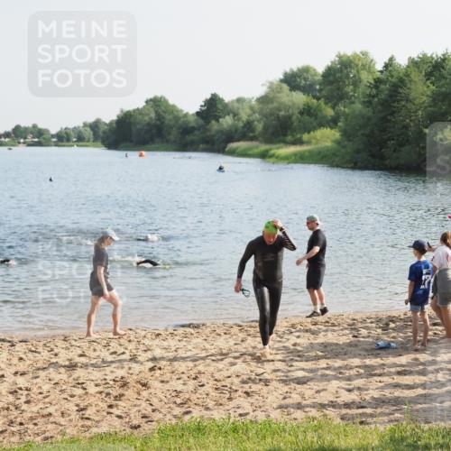 21.06.2025 - 27. Vierlanden-Triathlon MichiJ http://msf.ph/oto/7974040 15.06.2026 08:38:58 Schwimmen 77, 94 meine-sportfotos.de