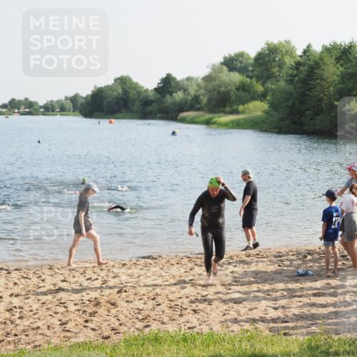 21.06.2025 - 27. Vierlanden-Triathlon MichiJ http://msf.ph/oto/7974047 15.06.2026 08:38:59 Schwimmen 77, 94 meine-sportfotos.de